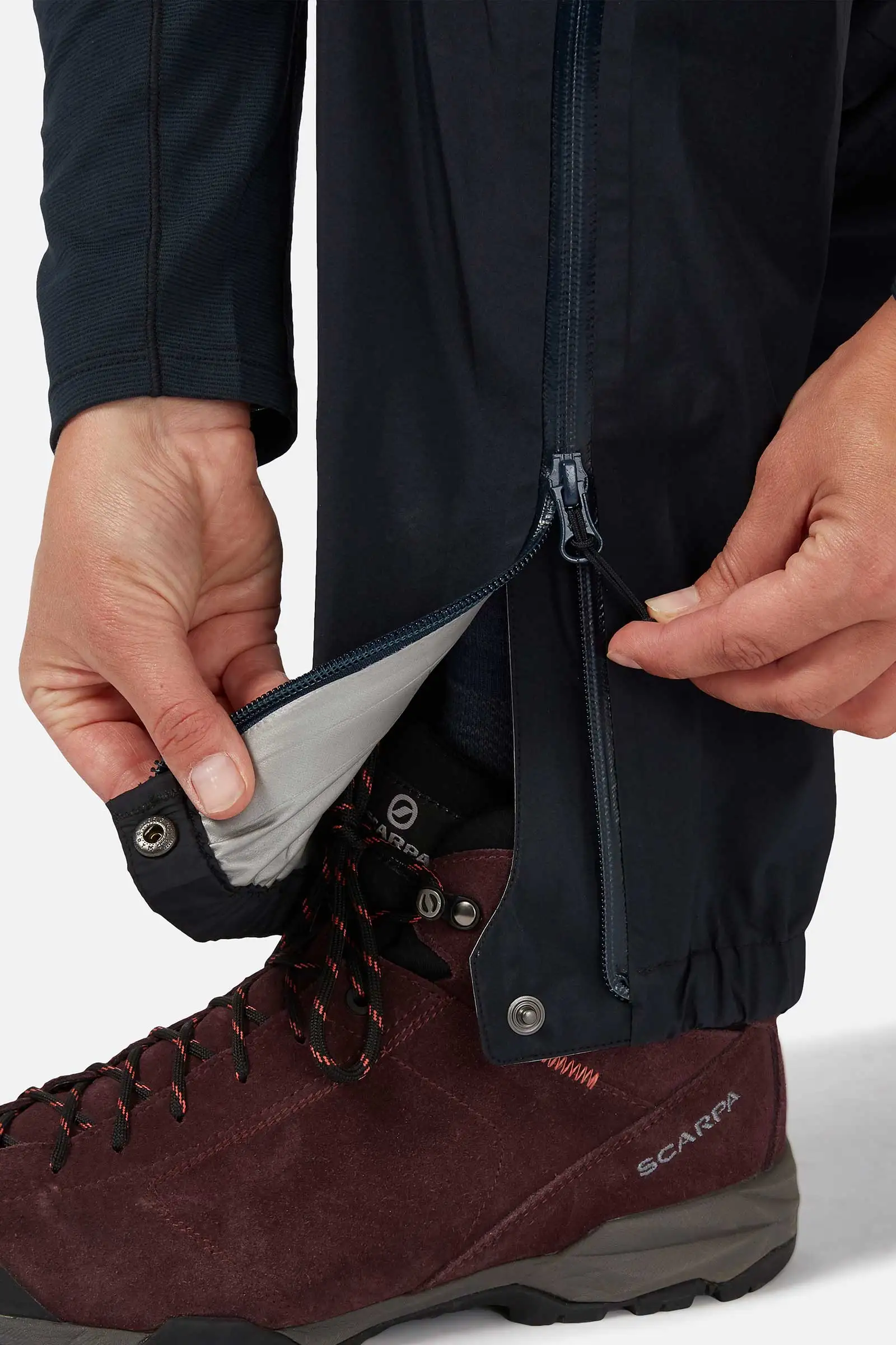 womens_ladakh_paclite_plus_pants_qwh_58_bel_10_model_detail_04