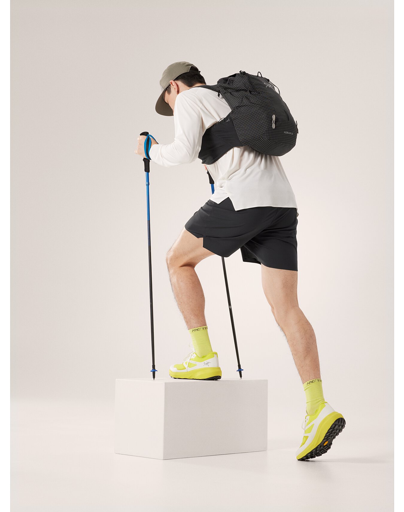 S24-X000007517-Norvan-14-Vest-Black-Full-Body