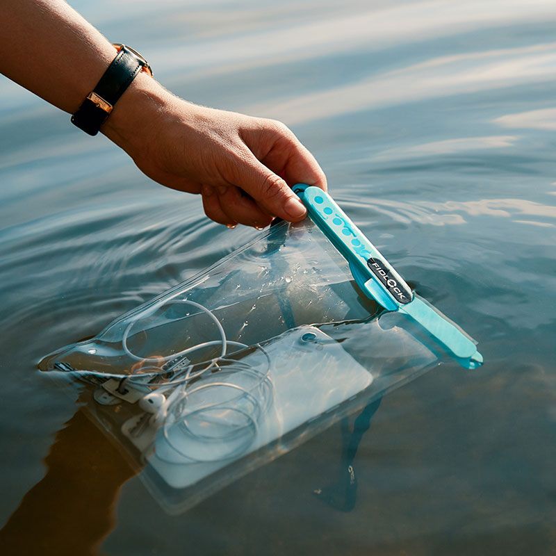 FIDLOCK-HERMETIC-dry-bag-maxi-petrol-in-water_800x800