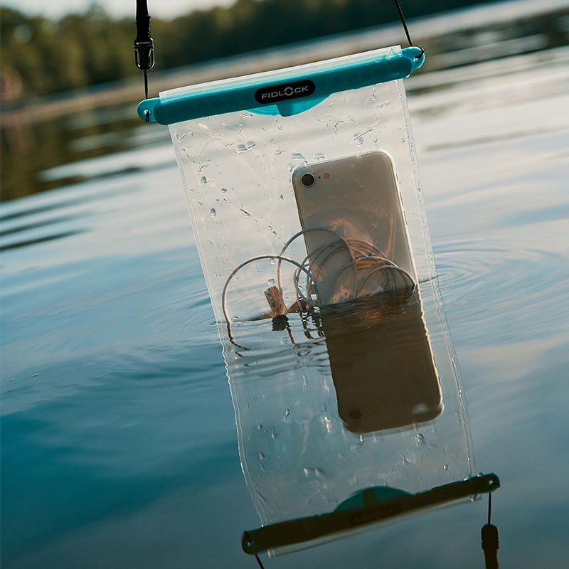 FIDLOCK-HERMETIC-dry-bag-maxi-petrol-smartphone-in-water_800x800
