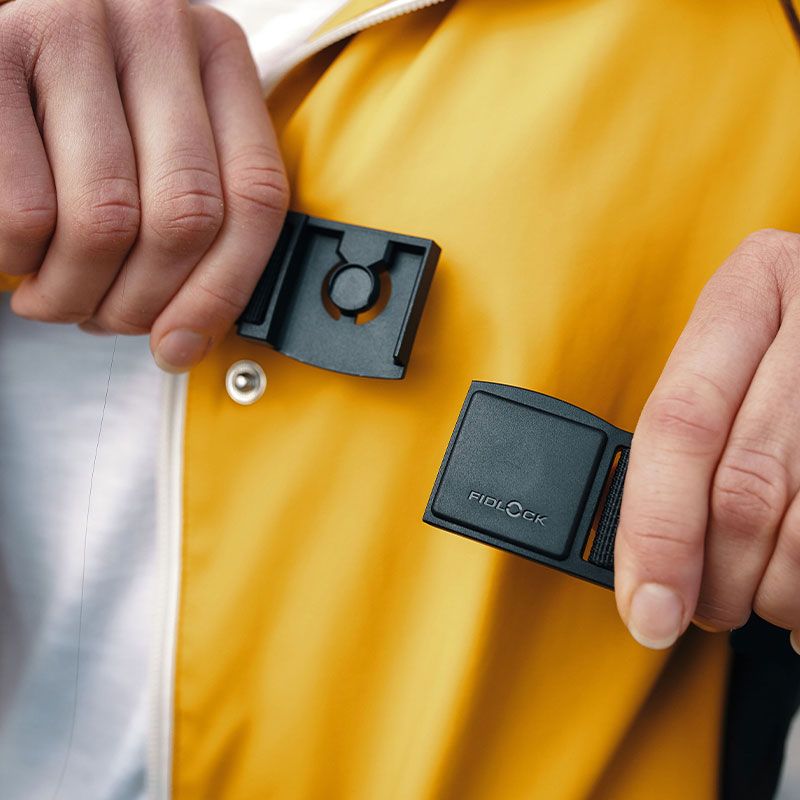 FIDLOCK-HERMETIC-sling-bag-schwarz-Verschluss_800x800