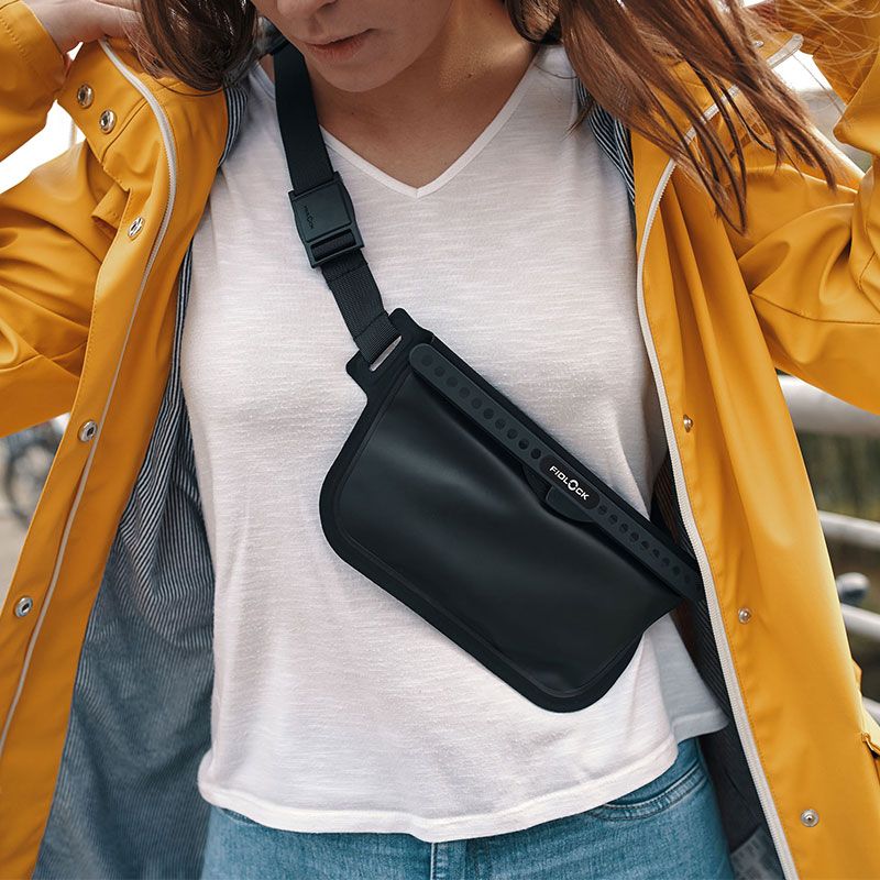 FIDLOCK-HERMETIC-sling-bag-schwarz-outdoor-frau-umgehängt-über-die-schulter_800x800
