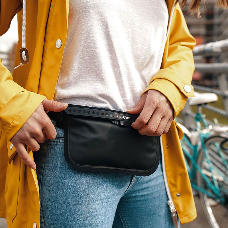 FIDLOCK-HERMETIC-sling-bag-schwarz-outdoor-frau-umgeschnallt-um-die-hüfte_800x800