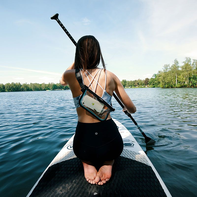 FIDLOCK-HERMETIC-sling-bag-transparent-outdoor-umgeschnallt-über-die-schulter-SUP-frau-knieend_800x800