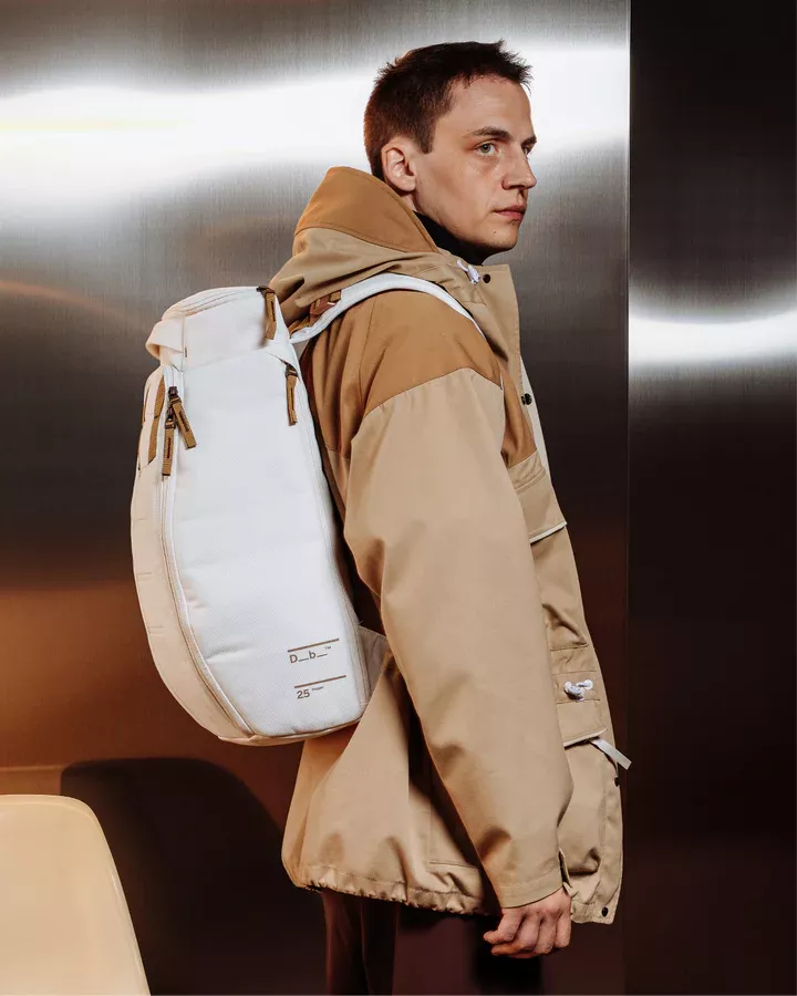 Douchebags DB Hugger Backpack 25L Oatmilk 1000175901501 Platou Sport 1
