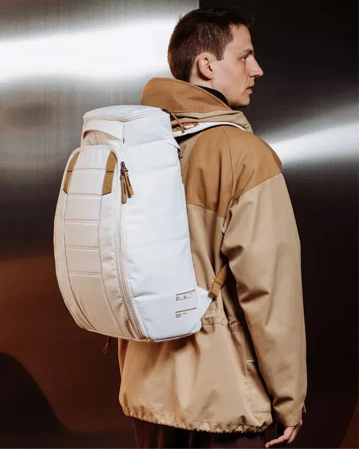 Douchebags DB Hugger Backpack 30L Oatmilk 1000176901501 Platou Sport 5